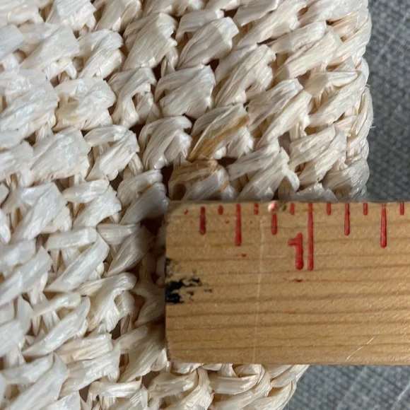 Elegant Cream Straw Woven Handbag - Picture 6 of 8